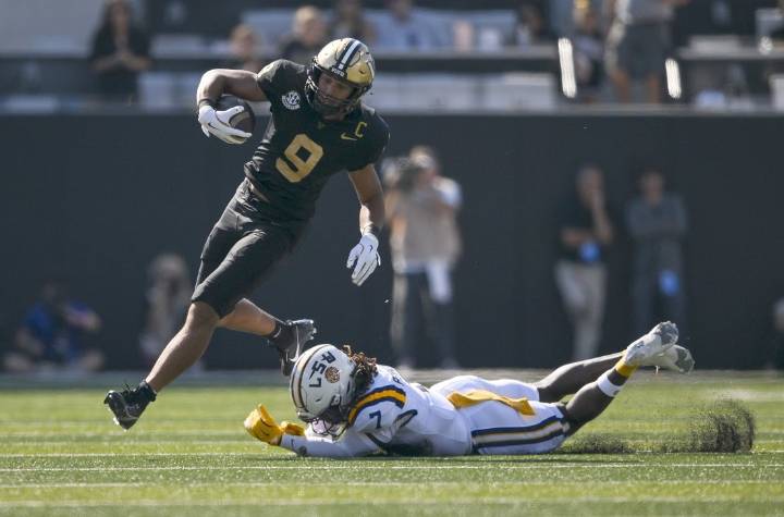 Deadspin | Diego Pavia does it again as No. 17 Vanderbilt beats No. 10 LSU