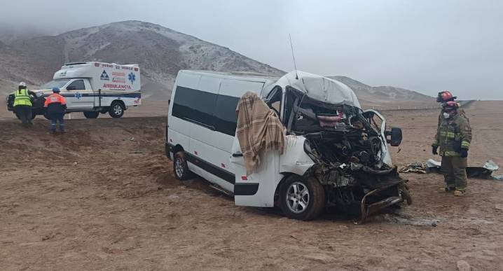 Cuatro viajeros mueren en choque de minivan contra una cisterna