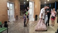 Champagne y confeti para celebrar la puesta en libertad del conductor fugado que mató a un joven en Palma