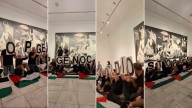 Marea Palestina irrumpe en el Reina Sofía y usa el 'Guernica' para atacar a España en pleno 12