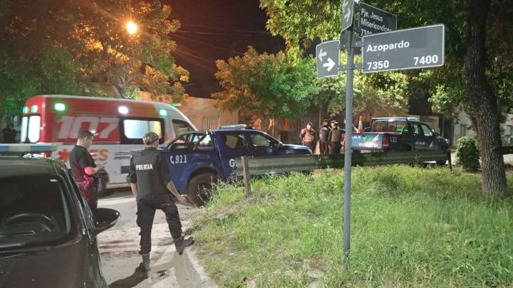 Tensión en barrio Las Flores: una policía se atrincheró con su hija tras una discusión con su pareja