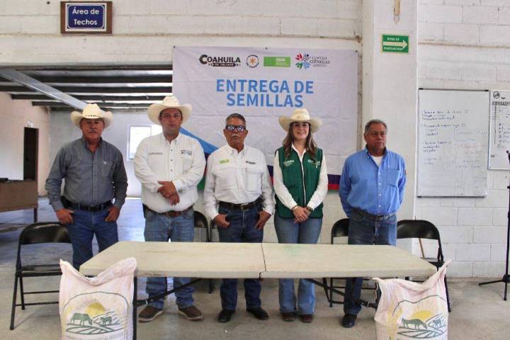 Entregan semilla de avena a productores de Cuatro Ciénegas