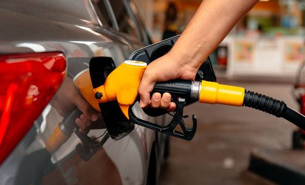 Aumenta la nafta en noviembre: suben los impuestos a los combustibles