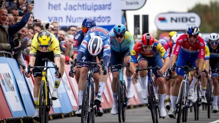 Vehículo que circulaba en contravía causó pánico entre los ciclistas y obligó a que se cancelara la tercera jornada del Tour de Holanda