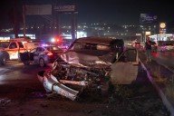 Fuerte choque en bulevar Lázaro Cárdenas; hombre termina prensado