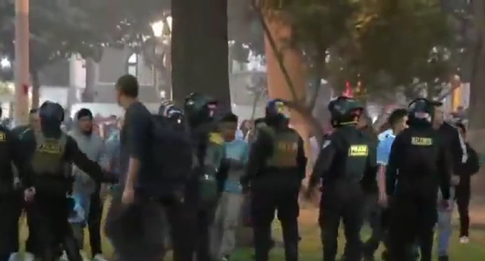 Hinchas de Universitario y Sporting Cristal se enfrentaron en parque cercano al Estadio Nacional