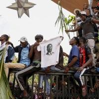 Chaos as security forces fire on mourners for Kenyan politician Odinga