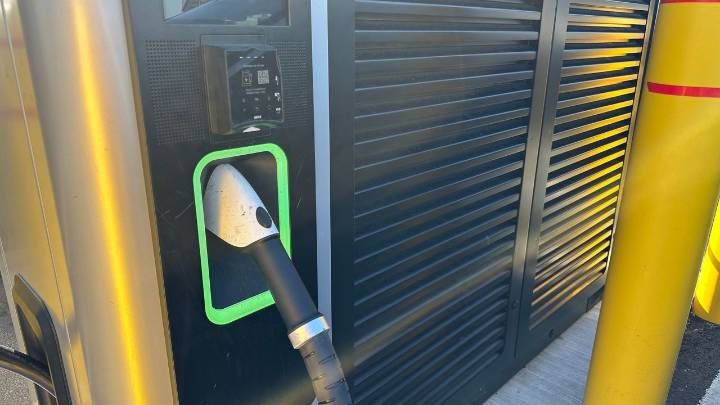 After Trump administration’s funding freeze, electric vehicle charger program moves forward
