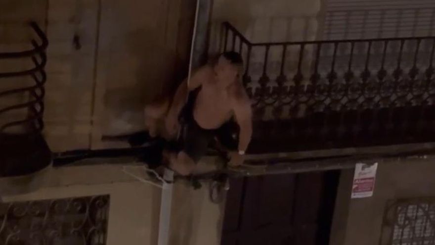 Un hombre salta por los tejados en el centro de Castelló