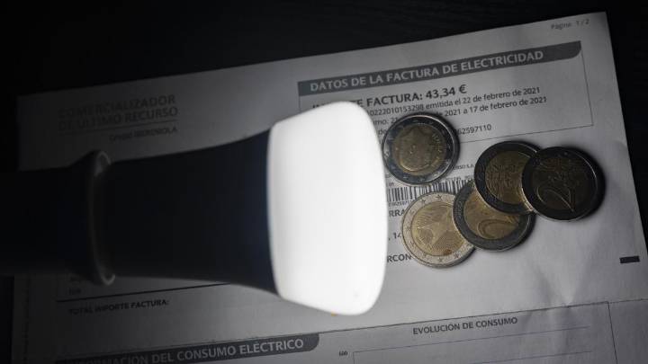 El precio de la electricidad cae un 16% en septiembre y compensa las precauciones para evitar otro apagón