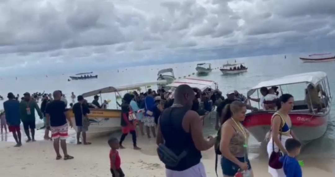 Piden «meter en cintura» lanchas en Playa Blanca