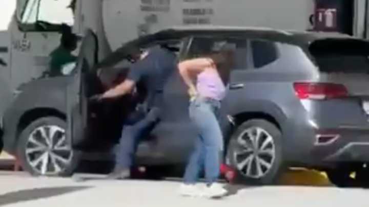 Roban Camioneta a una Mujer Mientras Cargaba Gasolina en Puebla; Autoridades Responden