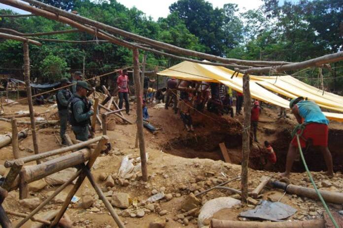 Bomberos trabajan en el rescate de 14 cuerpos tras inundación en mina
