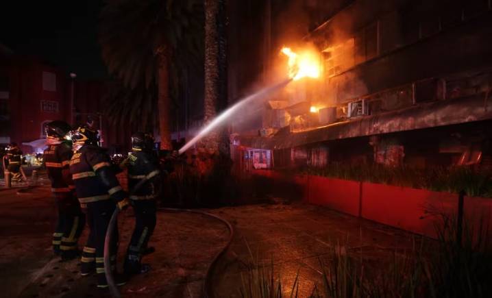 Desalojan a casi 500 personas por incendio en restaurante frente al Monumento a la Revolución