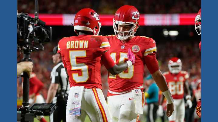 Mahomes leads the Chiefs to a 30-17 victory over Lions, and a fistfight erupts at the finish
