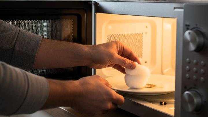 Para qué sirve colocar algodón en el microondas y por qué recomiendan hacerlo