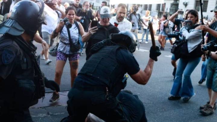 Represión frente al Congreso: el protocolo de Bullrich volvió a aplicarse contra los jubilados