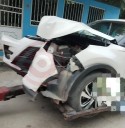 Destrozó su automóvil al chocar con un poste