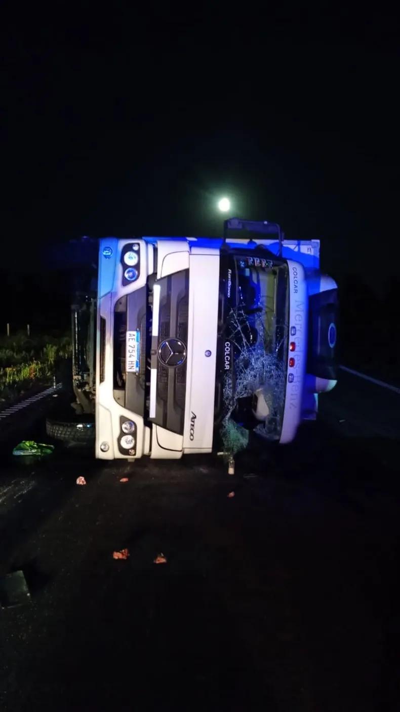 Un camión cargado con papas volcó en la autopista 8