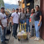 Alcalde Nelson Álvarez entrega ayudas sociales en la parroquia Domingo Peña