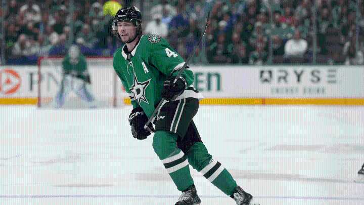 Heiskanen's 2-goal night breaks stalemate, leads Stars over Hurricanes