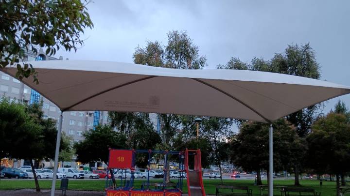 El PSOE de Ponferrada critica la cubierta del Parque de la Concordia y pone como ejemplo las de León