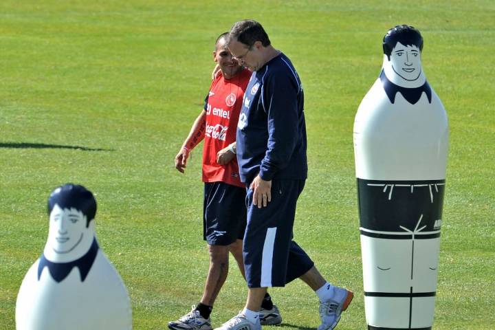 VIDEO. Marcelo Bielsa envía emotivo mensaje a “Chupete” Suazo tras retirarse del fútbol: “Aprendí a quererlo y a respetarlo, fue un hombre íntegro”