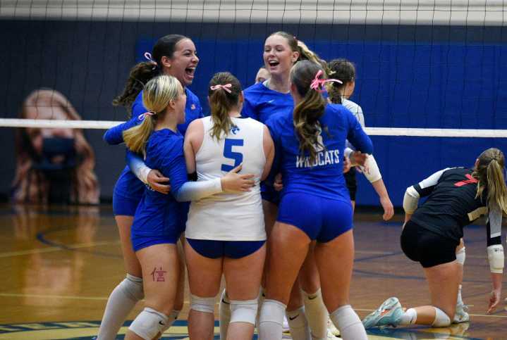 360Preps Photos: La Center volleyball tops King’s Way Christian on Dig Pink night