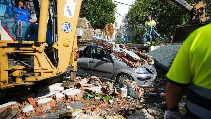 Calles inundadas, árboles caídos y coches destrozados: las imágenes de las lluvias en Sevilla, Huelva y Cádiz