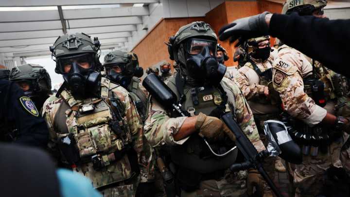 Trump federalizes the National Guard in Chicago, while troops arrive in Oregon