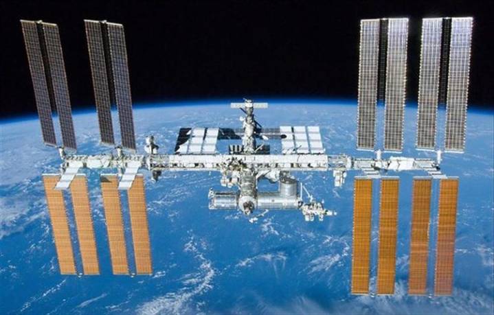 Cosmonautas rusos realizarán una caminata espacial esta jornada
