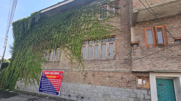 Police Attaches Office-Cum-Home Of Geelani’s Proscribed Outfit In Kashmir