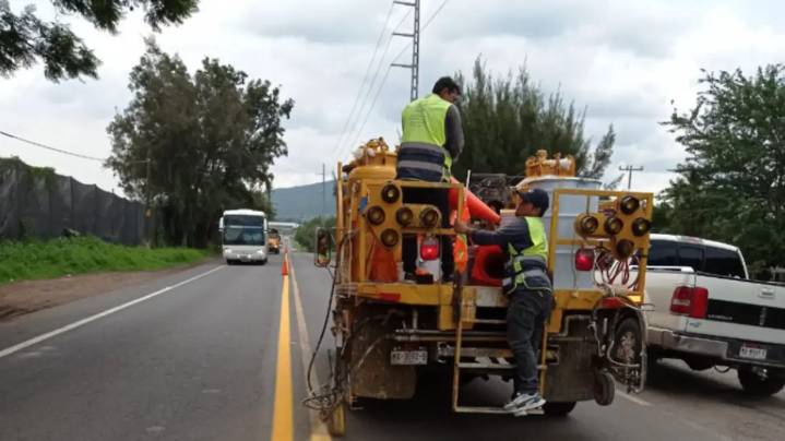 Tapan baches en la carretera La Rinconada-La Sauceda y libramiento de Zamora