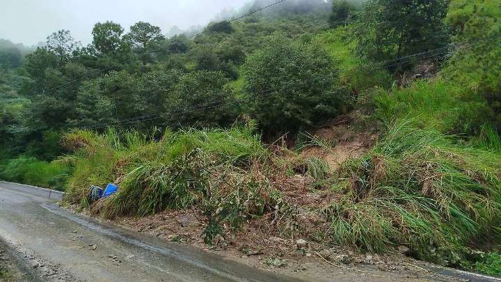 Deja lluvia en Sierra Norte de Puebla deslaves y cierres carreteros