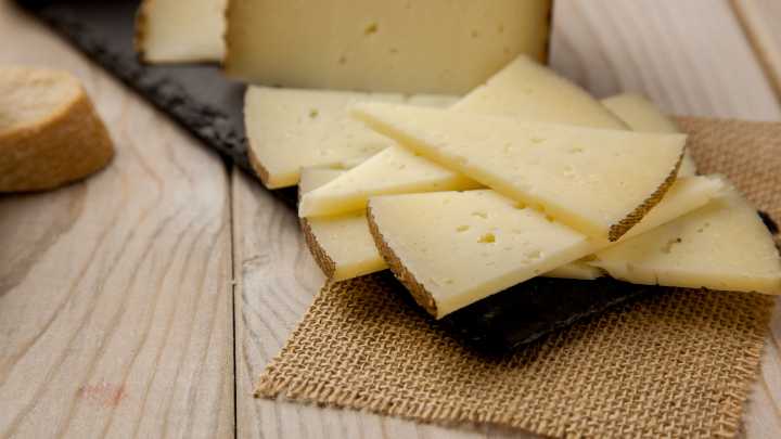 Alerta sanitaria: Consumo avisa de la distribución en Asturias de queso de cabra con listeria y E.coli