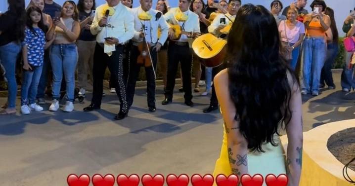 Cazzu entona “Cielito Lindo” con Mariachi en Mérida
