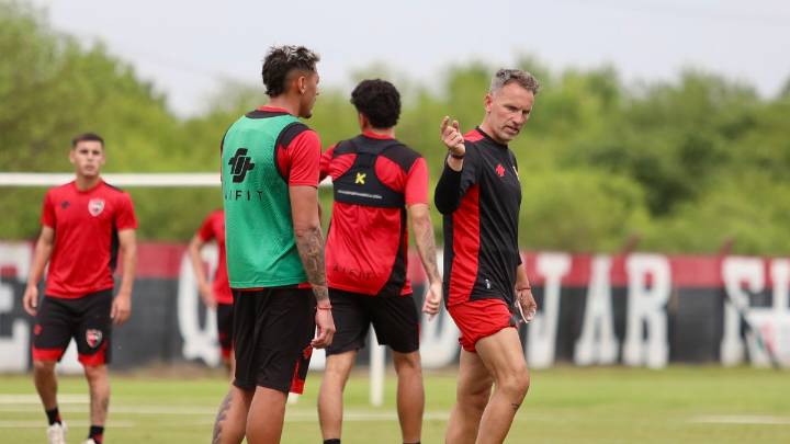 Sin margen y con nuevo conductor, Newell's comienza su lucha por la supervivencia