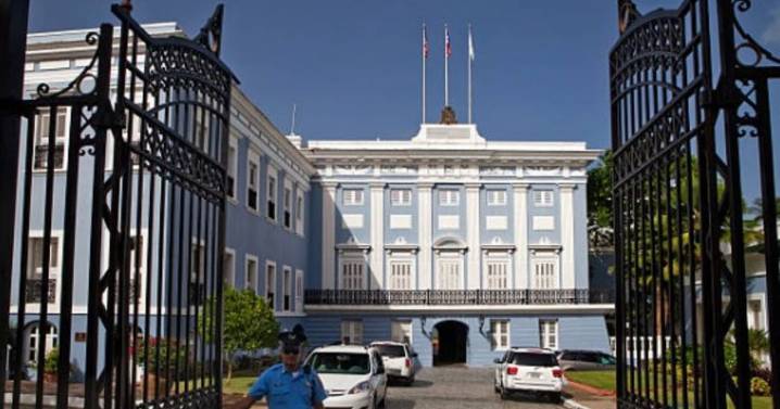 Manifestantes llegan a La Fortaleza para protestar en contra de la crisis energética