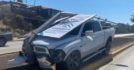 Camioneta derriba poste en bulevar Costero