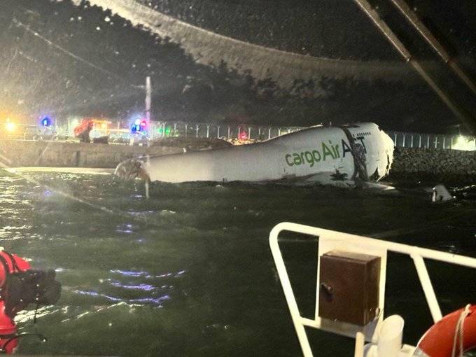 Avión de carga procedente de Dubái se sale de pista y cae al mar en Hong Kong; hay muertos