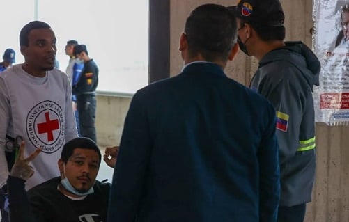 Más de 300 migrantes, incluyendo 10 niños, llegan a Venezuela en vuelo especial