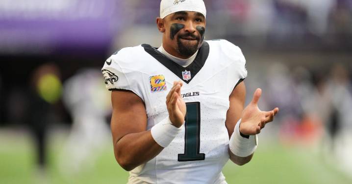 Hurts throws for 326 yards and 3 TDs as Eagles bounce back with 28