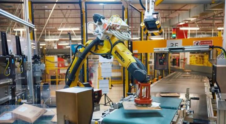 Planea Amazon reemplazar 600 mil empleados ¡con robots!