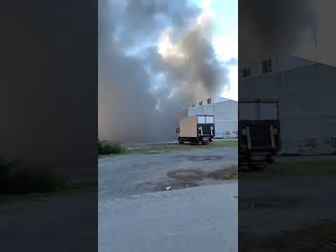 Un aparatoso incendio en la nave de Conservas Crespo provoca un fuerte humo negro que cubre Santoña