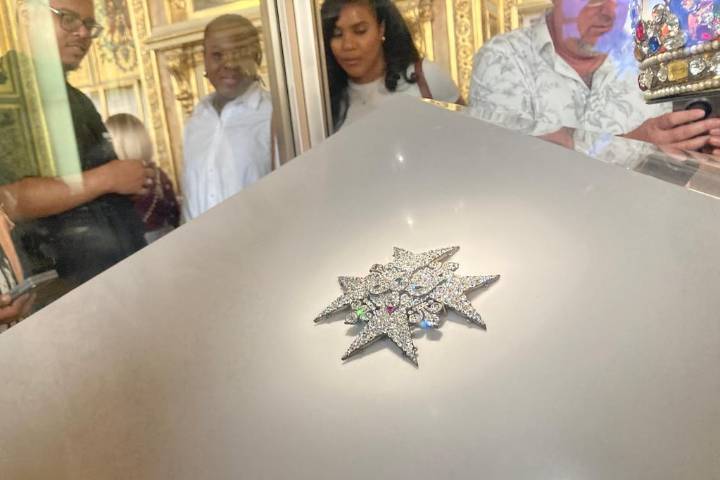 Qué podría pasar con las millonarias joyas robadas en el Museo del Louvre, según expertos en arte