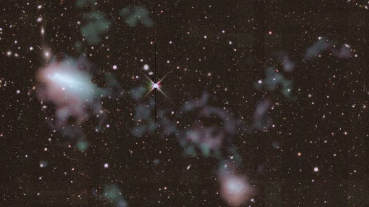 Enormous gas bridge spotted linking two dwarf galaxies