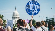 Prohibir el aborto es un sello distintivo de los regímenes autoritarios, señalan expertos