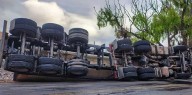 Casi una tragedia: Camión cargado de combustible volcó en ruta 51