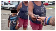 Influencer entrega útiles y dinero a mujer en Bahía de Banderas; vecinos aseguran que presuntamente explota a menores