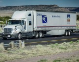 El Servicio Postal de Estados Unidos intentó restringir licencias a camioneros inmigrantes. El intento fracasó estrepitosamente